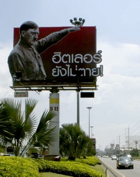 Billboard nesl kontroverzn&iacute; reklamu na muzeum voskov&yacute;ch figur&iacute;n.